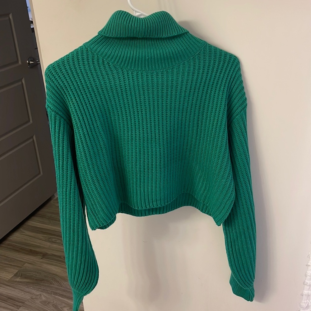 Green turtleneck crop sweater